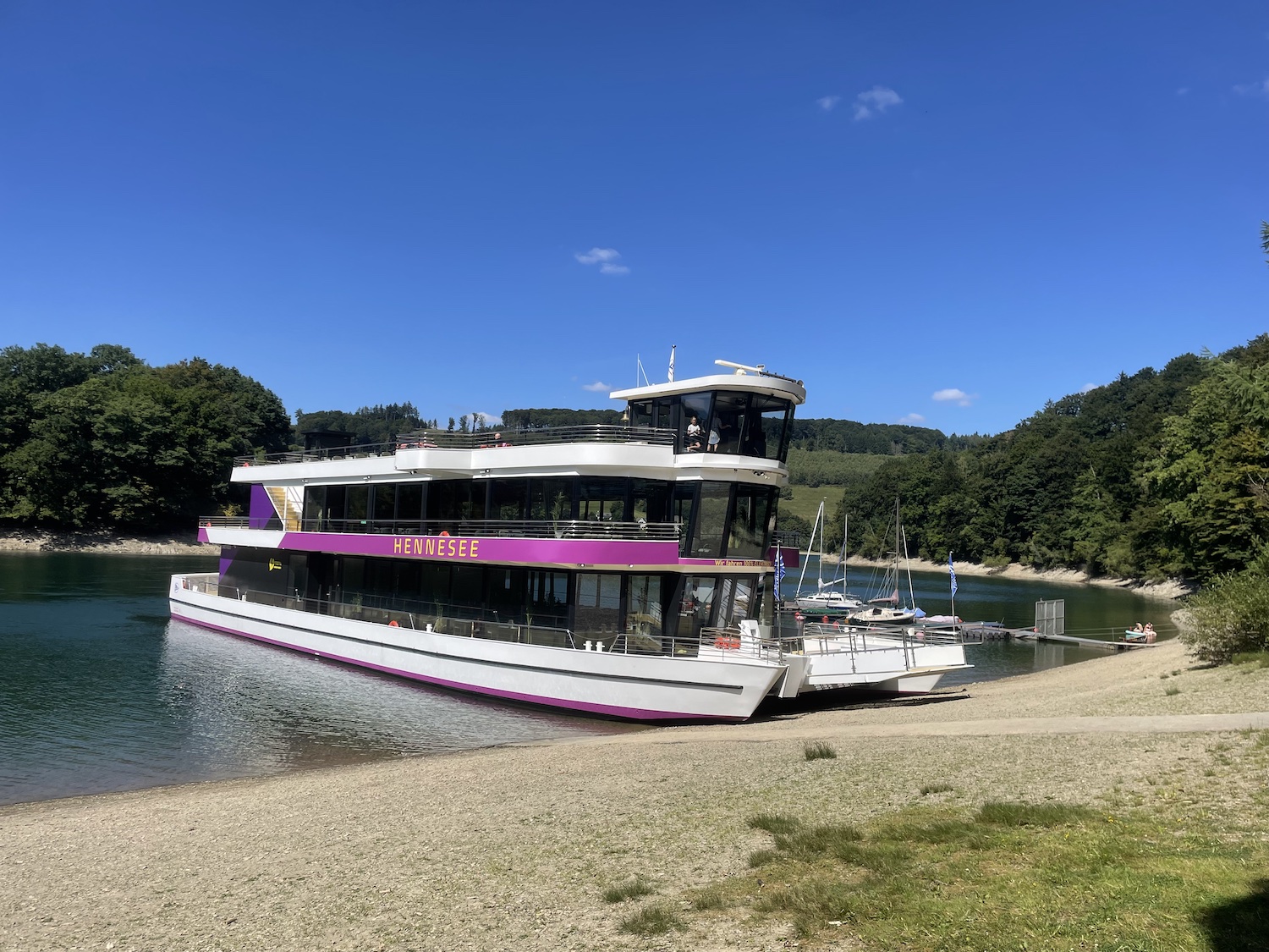 Die Schiffsanlegestelle am Staudamm.