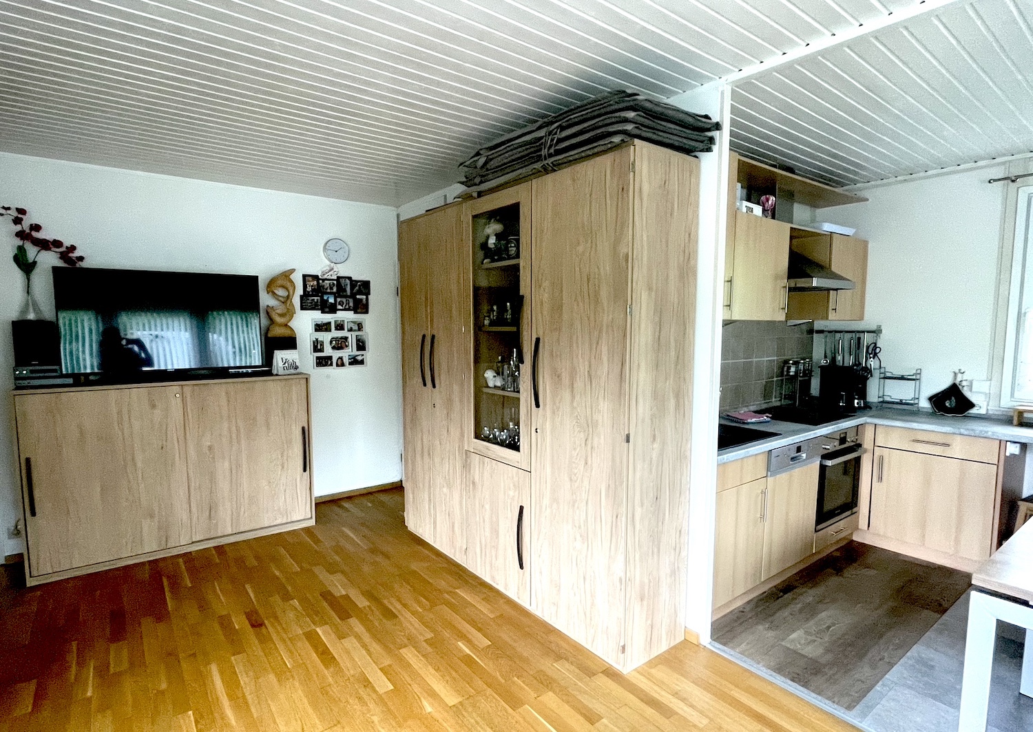 Der geräumige Wohnbereich bietet gemütliche Möbel.