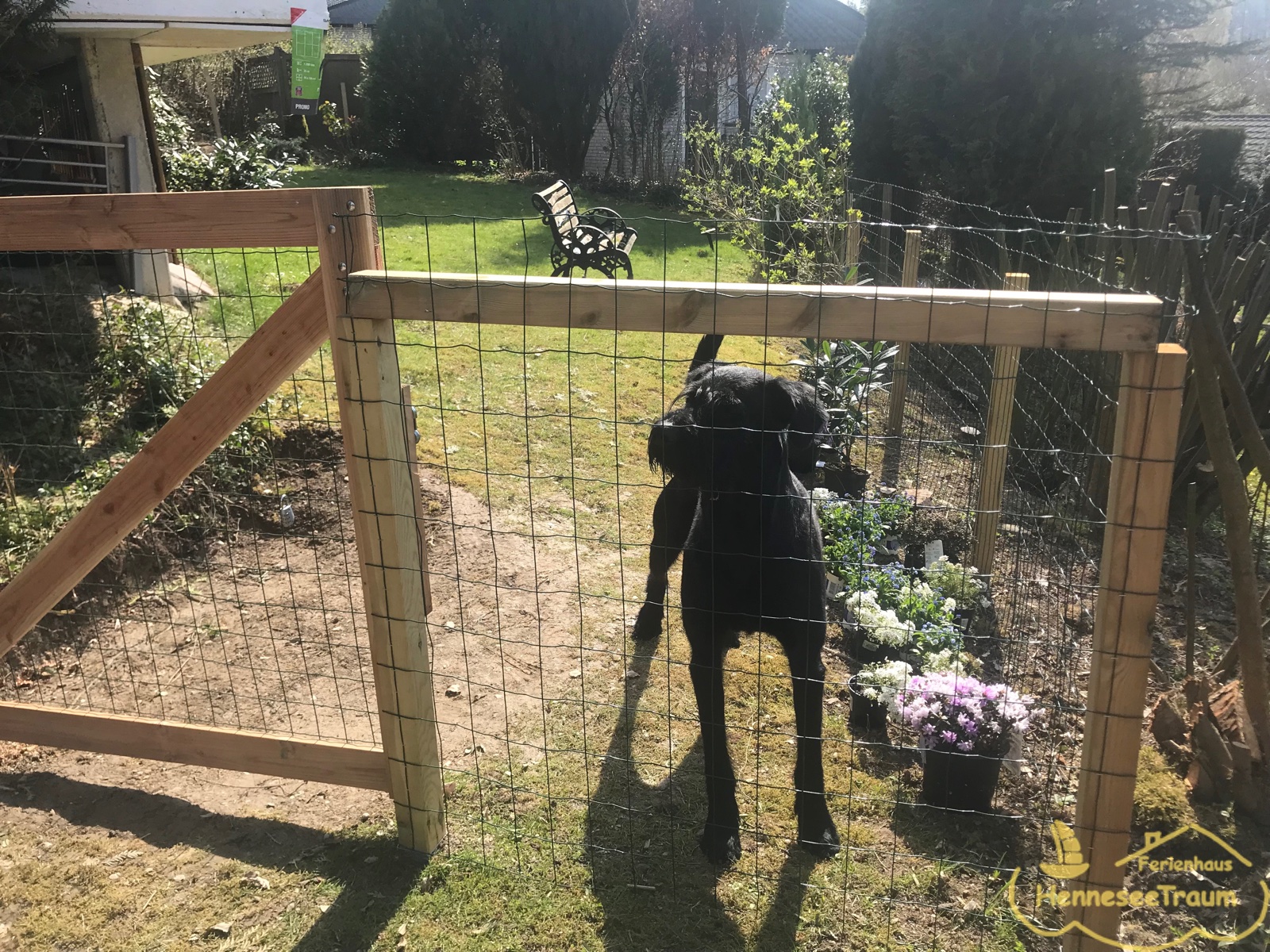 Der Garten ist eingezäunt für Ihre Kinder oder für Ihren Hund optimal.