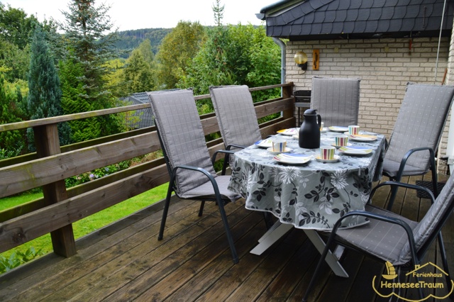 Die Terrasse mit traumhaftem Ausblick.